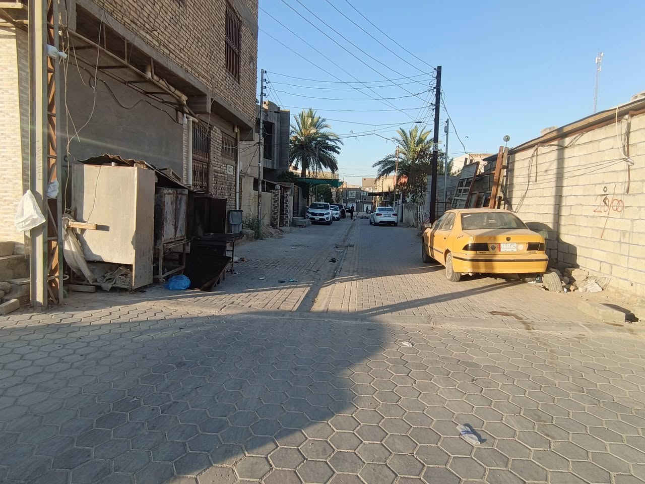 بيت للبيع.
البناء قديم 

المساحه 200 متر 

الموقع ثاني بيت عن الركن حي الفرات قرب جامع العقيله 

متوفر كافه الخدمات..  ***********
