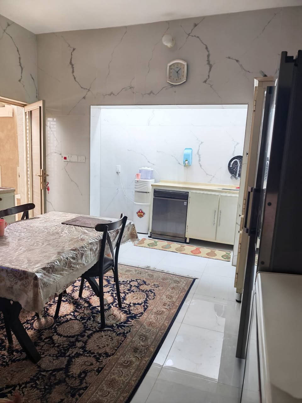 بيت للبيع في تموز مساحته 277 م سند واقع حال 288 م
الواجهة 16م النزال 18م
الطابق الاول// مطبخ حار وبارد وهول واستقبال وصالة ولوندري وغرفتين نوم احدهما ماستر ومجاميع صحية عدد 2
الطابق الثاني// غرفة نوم واحدة
وكراج حوالي 50 متر وحديقة صغيرة
شارع جامع ابو تراب 
خامس فرع /فرع اسواق النرجس
للاستفسار عن السعر يرجى الاتصال بالرقم ***********
