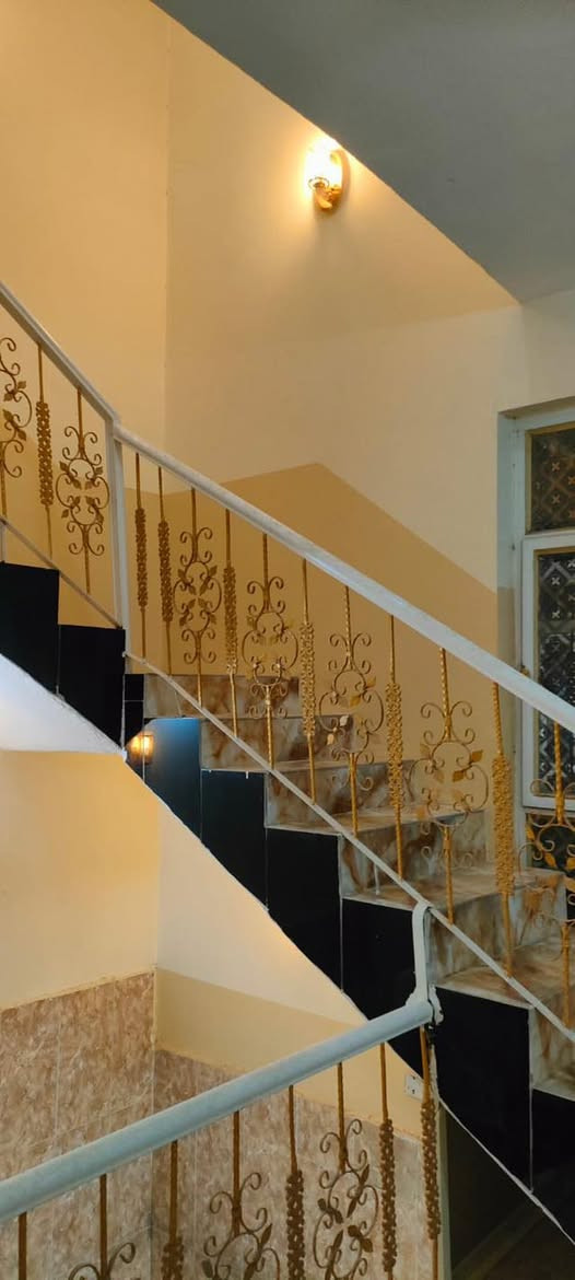 دار للبيع مساحته 100 متر طابقين بناء حديث ملك صرف يحتوي الطابق الأول على غرفة نوم وصالة واستقبال ومطبخ وحمام و الطابق الثاني يحتوي على غرفة نوم ( بعقوبة- التحرير - الفلكة الاخيرة) الاستفسار *********** او مراجعة مكتب الملاك للعقار
