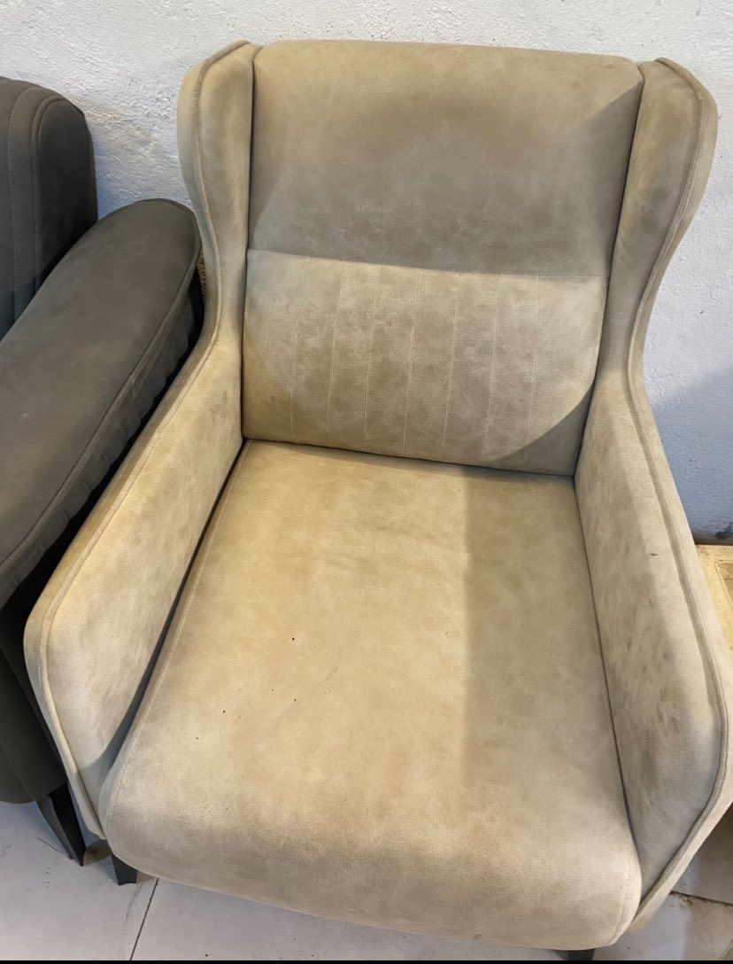 للبيع قعدة كاملة بحالة ممتازة ✨
تخم تكمه ينفتح يصير جربايه + كرسيين 
القماش مخمل مريح وشكل مودرن أنيق  
نظيف جدًا واستعمال خفيف وما بي مشاكل  

مناسبة للبيت أو الضيوف وشكلها جميل بالصالون.  

💰 السعر:  1,100,050 دينار  
📍 المكان: (الكاظميه )  

للمعاينة أو الاستفسار ***********
