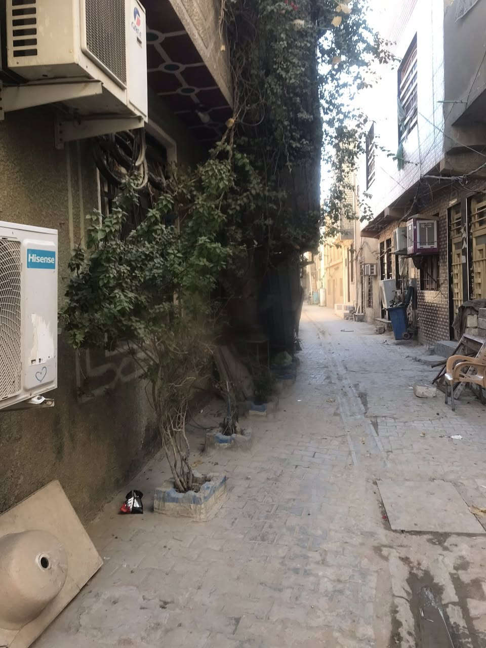 سلام عليكم يوجد بيت للبيع المساحة 74متر بناء حديث. 2025     طابوك سقف صب يتكون من غرفه وصاله استقبال  ومطبخ صحيات داخليه وخارجيه والطابق الفوك عل نص الطابق الجوة جاهز مابي أي نقص ويصلح الطابق الفوك شقه موقع حلو قريب الأمام الحسين كافت الخدمات متوفرة شارع مقرنص قريب جسر باب طويريج مقابل كراج الموحد ورة المول الجديد يصلح حسينيه للزوار السعر 165 وبي مجال بسيط الاستفسار على الرقم او مراسله الصفحه ***********
