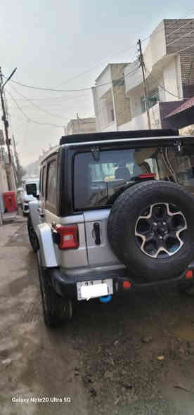 جيب رانكلر صحاري (4Xe) 2022 هايبرد الكترك
 بـيع أو مراوس حسب القناعة 
..رقم بغداد بأسمي 
..بيها مكانين صبغ بسيطات بدون لغود بدون شواصي
حجم المحرك: 2000 تيربو + هايبرد +شحن خارجي شحن يمشيك ٥٠ الى ٦٠ كيلو
المسافة المقطوعة: 33 الف ميل
(قمارة بانوراما كشف كهرباء)
تشغيل بصمة 
لوكير دفع رباعي
كشافات أمامية 
شحن خارجي 
هيتر بالستيرن 
شاشة عرض 
تدفئة بالكشنات 
تشغيل عن بعد 
كشنات جلد 
دمام خلفي 

ملاحظات
 السيارة عليها كت كامل روبيكون
1_دعامية أمامية روبيكون حديد 
2_فندرات جانبية ربيكون LED 
3_بنيد روبيكون 
4_دعامية خلفية روبيكون 
5_ويل وتاير روبيكون 
6_قمارة بانوراما كهرباء
7_دبلات روبيكون 
السعر 275 وبيها مجال بسيط سيارة مصروف عليها هواي ومزوده وكالة كله اصلي وابو الخبره يعرف شكد صرفياتها 
***********_بغداد بغداد
