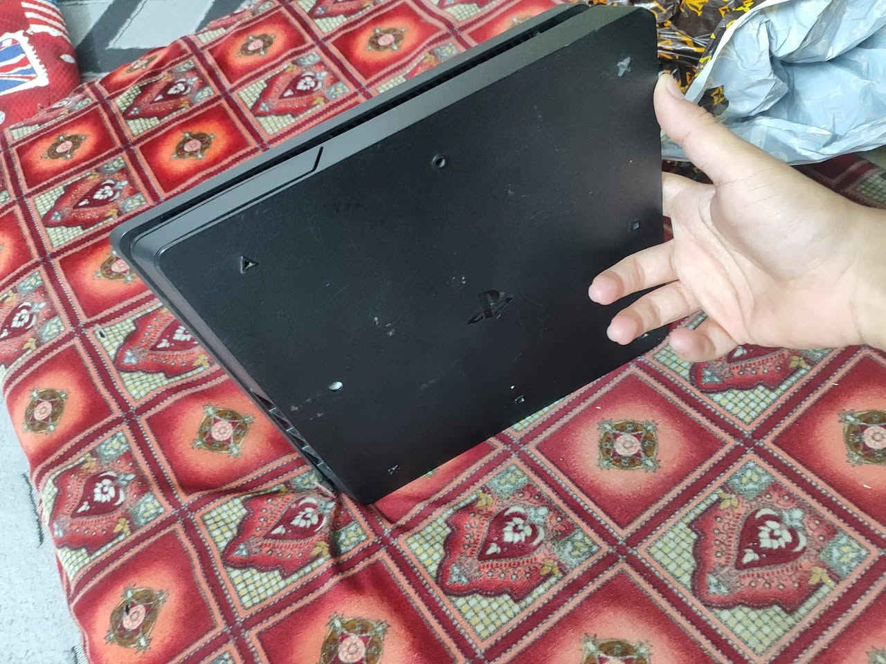 بلي 4 سليم نضيف كلش استخدام منزلي
مفتوح لغرض تنضيف فقط وصوتة كلش حلو  ذاكرة 500 جيجا  ويجي ويا جوستك واحد فقط وما بي اي مشكله  
السعر 180 وبي مجال بسيط  للتواصل 
***********
