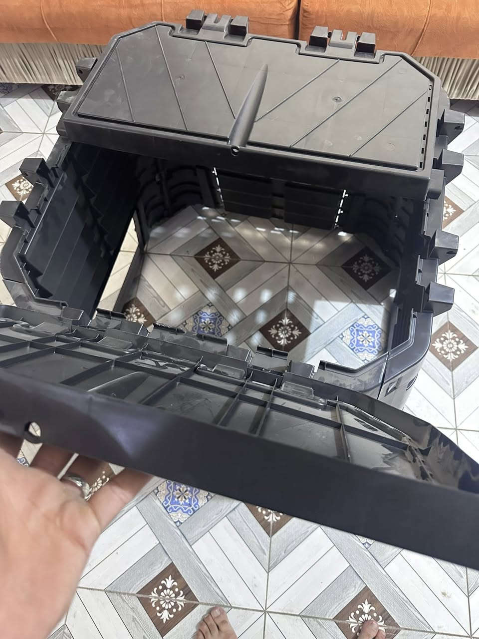 سلة حديقة كمبوستر أسود (صندوق تسميد للنفايات العضوية).
السعة: تتوفر بسعات مختلفة، حيث تشير نتائج البحث إلى نماذج بسعة 360 لتر أو 330 لتر. 

المادة: مصنوعة من بلاستيك متين، وغالباً ما يكون معاد تدويره ومقاوم للأشعة فوق البنفسجية لضمان طول العمر. 

الميزات: تصميم بفتحات تهوية للمساعدة في تحلل النفايات، وغطاء علوي لحماية المحتويات من المطر والشمس، وفتحة سفلية سهلة الوصول لاستخراج السماد النهائي. 

الوظيفة: تحويل نفايات المطبخ والحديقة إلى سماد عضوي غني لتغذية التربة وتحسين صحة الحديقة.


**إذا كنت صاحب هذا الإعلان وتريد حذفه لأي سبب، رجاءا أرسل رسالة إلى الدعم الفني**