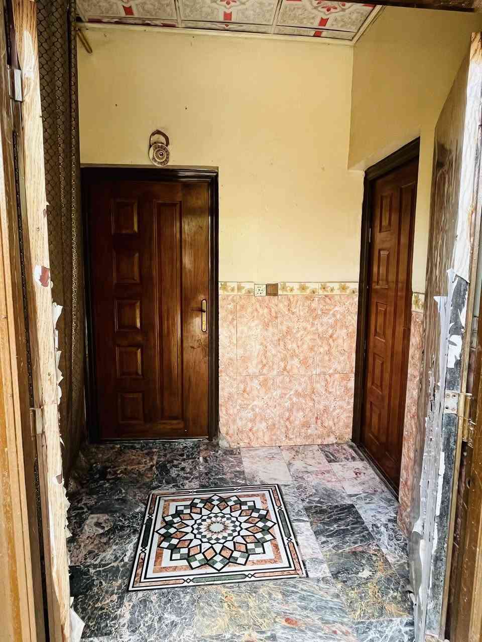 السلام عليكم دار للبيع مساحة ٢٢٠ طابو صرف يحتوي على ٥ غرف وصاله واستقبال وصحيات علا  شارعين  ركن  العنوان حي النصر الثانيه قرب افران.  الكوثر للاستفسار الاتصال ***********
