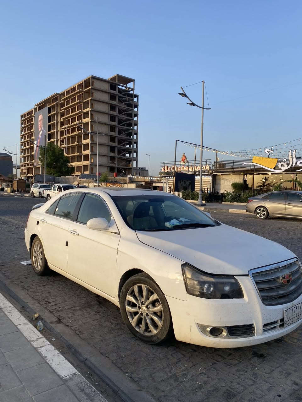 63 وبيهة مجال
جيلي Emgrand EC8 موديل 2013 

السنوية: نافذا

السيارة باسم ولد من ديوانيةوالتحويل ثاني يوم مباشرة.

المحرك: ميتسوبيشي (Mitsubishi) بحجم 1800 متصرف بنزين

خزان الوقود 70 لتر تقريبا وتتقبل بنزين العادي

ناقل الحركة (الكير): أوتوماتيك مع نظام سبورت (Sport Mode) للتحكم اليدوي.

سستم سماعات: نظام صوتي متكامل  توزيع محيطي (أمامي وخلفي وسماعة خلفية عميقة والتحكم بالصوت من الشاشة)

الشاشة: شاشة أندرويد نوعية راقية + كاميرا خلفية + حساسات خلفية.

الكشنات جلد بلاد مغلفة بالكامل بحافظات كشنات 

السقف: فتحة سقف 

التبريد قطعتين (أمامي وخلفي) فقط نقص غاز بيها 

الواقيات الشمسية حجم كبير

التحكم: جامات كهرباء (درجتين) + قفل مركزي وأمان للأطفال + مري كهرباء مع إشارات وشطف يدوي.

التنبيهات: تنبيه مسافة (حساسات للخلف) + تنبيه حزام الأمان( للسائق) + تنبيه السرعة حسب طبيعة الشارع+ تنبيه الأبواب + تنبيه نظام سرقة

كل الأزرار والدكم شغالة، صندوق واسع 500 لتر، بردة خلفية، تكايات وسطية. لامام والخلف وبها حاملات اكواب وجيوب خزنة متنوعة وذكية بنظام الضغط ( السبرنك) تفتح وتغلق + سبير بالصندوق 

السعرالمطلوب 63 وبيهة مجال مجال 

مكاني البصرة الجبيلة شارع السايلو. باقي تفاصيل 

***********1
