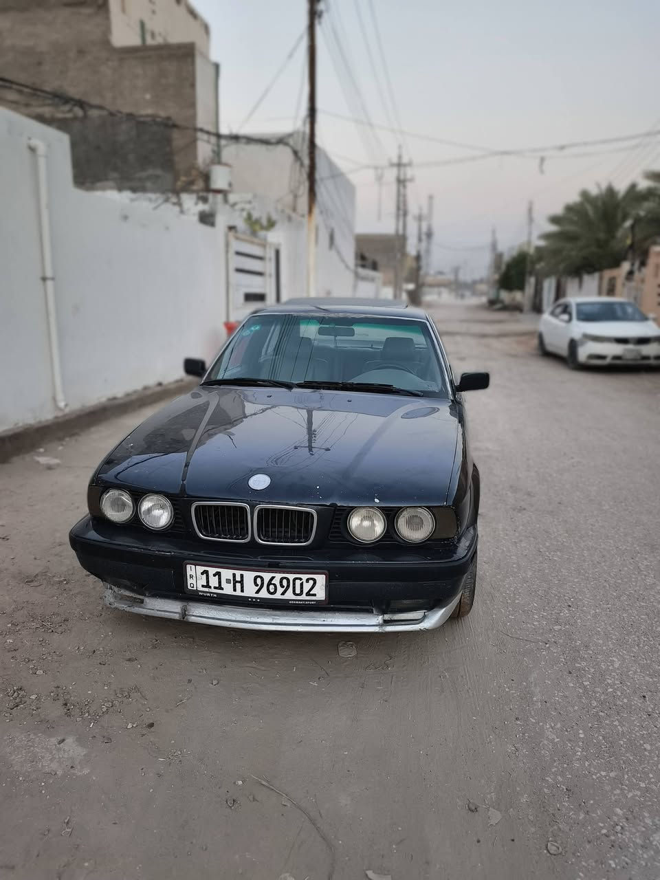السلام عليكم 525 اصل بليته وسنويه مديل ١٩٩٠ سعرهه ٥٥ وبيه مجال رقم بغداد رقم انكليزي مكان السياره مابين كربلاء ونجف رقم ***********
