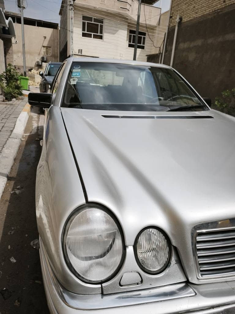 مرسيدس موديل 98 معلاية ما مدفوع كمركها
محرك v6  كير ومحرك كفالة  دواخل مخمل نظيفة السيارة بدون صبغ وبدون ضربة بيها شوي جراد 
سعىها 70 وبي مجال للشراي
*********** البصرة, العراق
