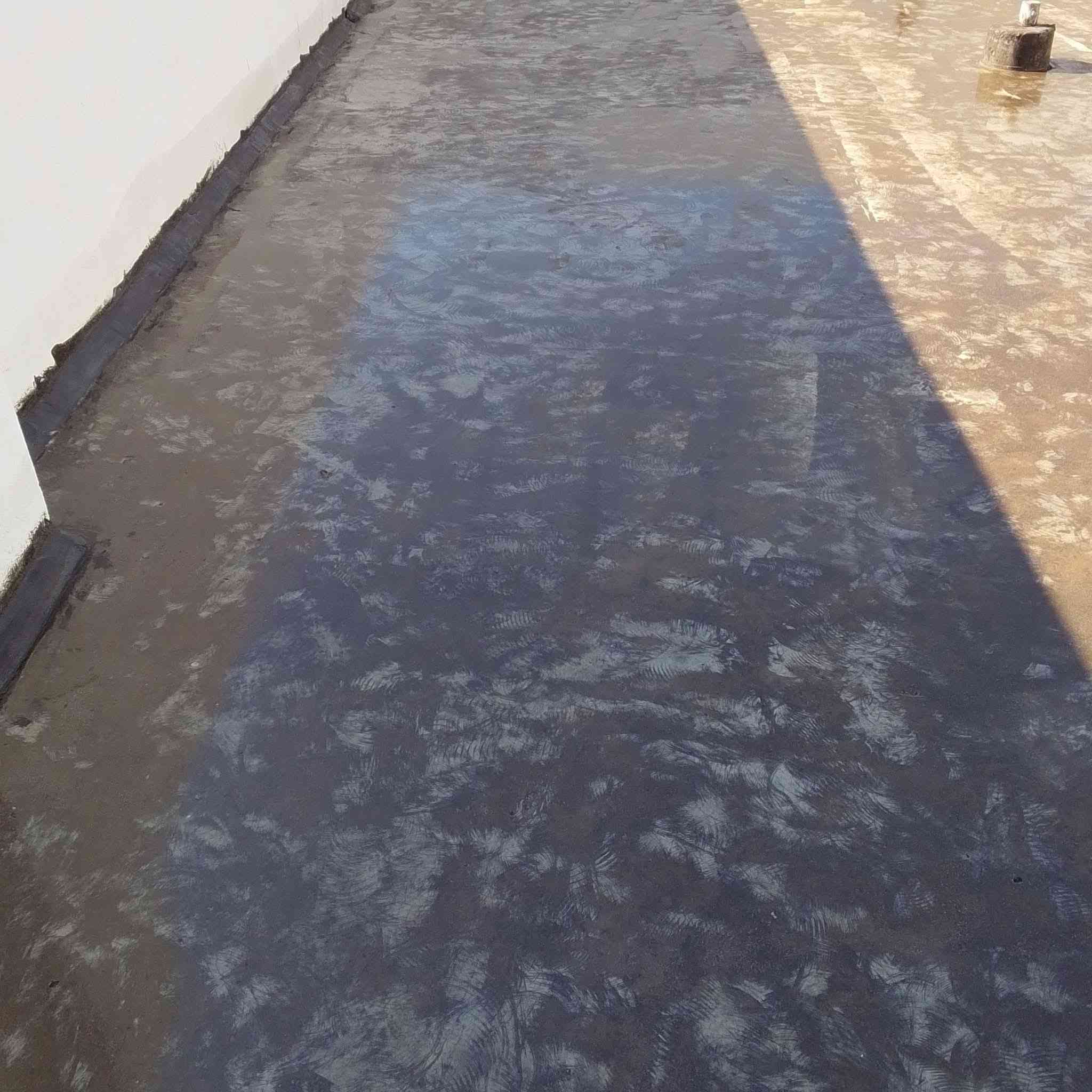 قسط قسط قسط 🔥🔥🔥لحملة بطاقة الرافدين
احمي منزلك بلطرق الحديثه..
عزل الاسطح المطاطي#

هو مادة عازلة مرنة تُستخدم لحماية الأسطح من الماء والرطوبة والحرارة. يتميز هذا النوع من العزل بالمرونة والقدرة على التمدد والانكماش مع التغيرات المناخية، مما يجعله مثاليًا للاستخدام في مختلف الظروف الجوية. 
فوائد العازل المطاطي للأسطح:
الحماية من الماء والرطوبة:
يمنع تسرب المياه إلى داخل المبنى، مما يحافظ على سلامة الهيكل ويحميه من التلف الناتج عن الرطوبة. 
مقاومة الحرارة:
يعكس أشعة الشمس، مما يقلل من ارتفاع درجة حرارة السطح ويحسن من كفاءة الطاقة. 
المرونة:
يتمدد وينكمش مع تغيرات درجة الحرارة، مما يمنع التشققات والتصدعات.
 مراسلة الصفحه 
او الاتصال على الرقم التالي 
***********
