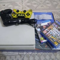 متوفر بلي 4 سلم للبيع نظيف جدا . يوجد معه  2 جوستك  2 قرص  كيبل الشحن ...