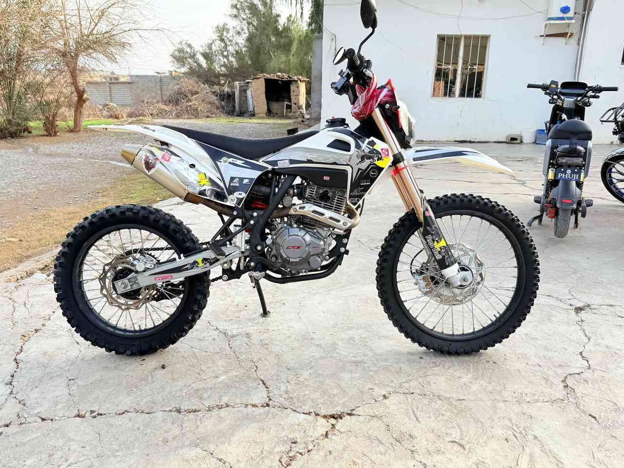 السلام عليكم قفاز للبيع CRX محرك 300CC  زنجيل المرقوب موديل 2025 منفيس دبل اسويج بعده جديد لايت لد شاشه  رياضي السعر 1250 أو بيه مجال للاستفسار الاتصال على الرقم *********** المكان ناحية الزاب
