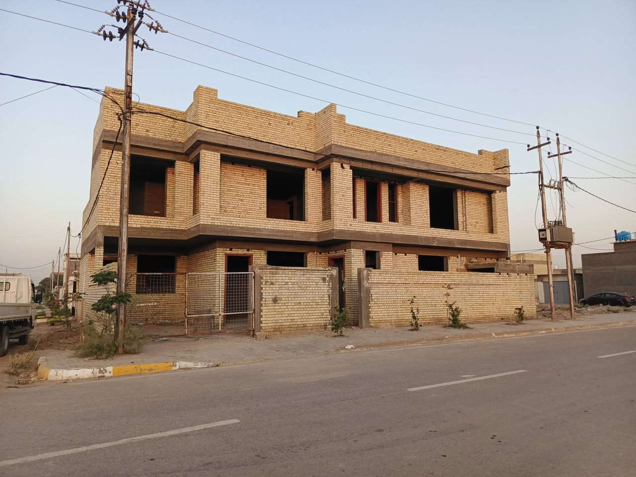 هيكل مساحة 250 متر شارع سايدين
الواجه 20متر
مكان مميز
***********/***********
المكان السبيس
