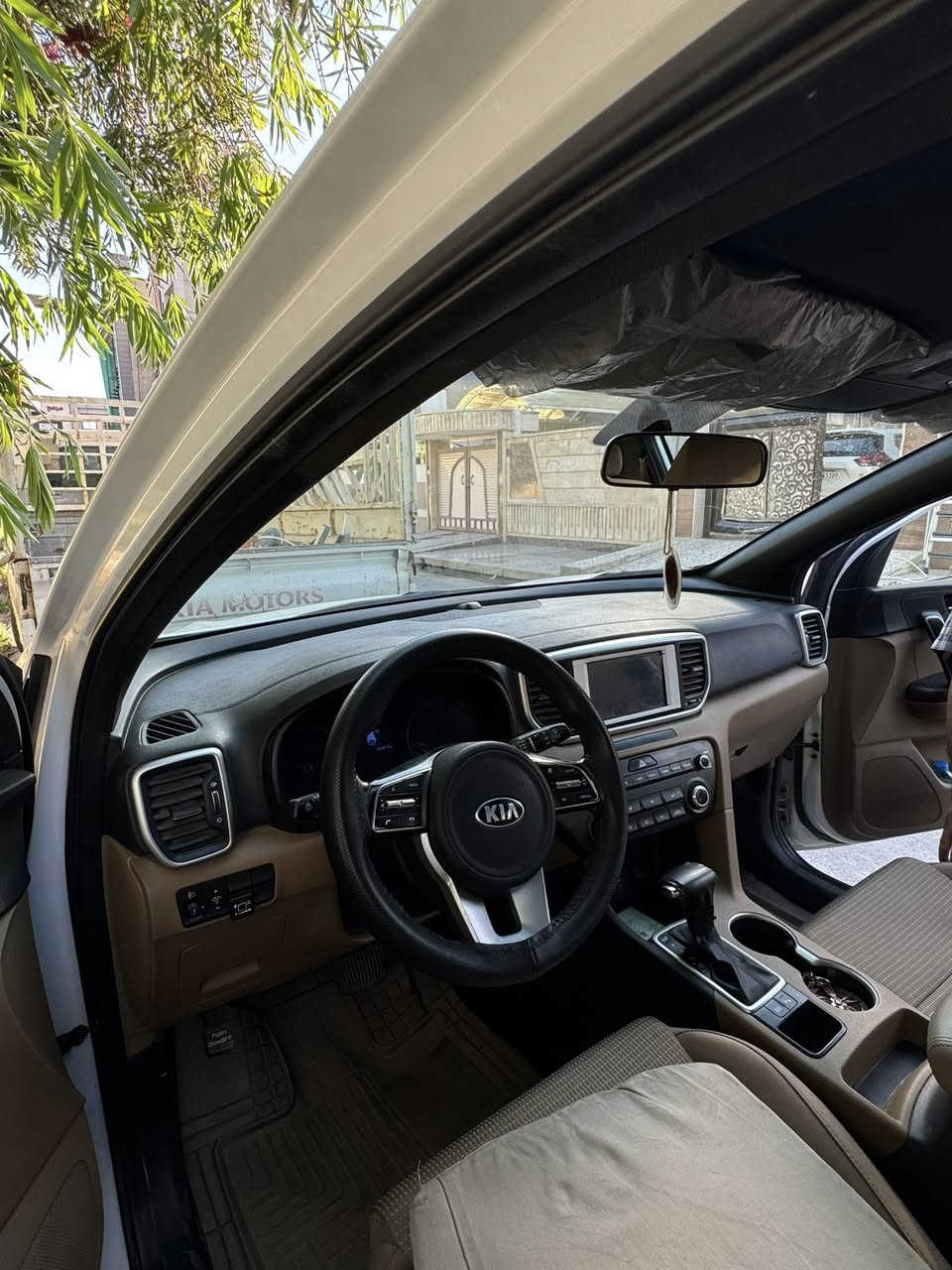 Kia Sportage
موديل 2020
ماشية 151,000 km

✅ شرط بدون ضرر وبدون أي صبغ (Clean)
✅ هزّة جديد 100/100
✅ السيارة باسمي، المالك الشرعي من الوكالة

• منظومة غاز إيطالية + كارت غاز
• مكينة وگير شرط
• غرفة لوك لوك
• طخم شرط
• تبريد ثلج
• شاشة + كامرة
• حساسات أمامية وخلفية

السيارة شرط، لوك جاهزة من كلشي، بدون أي ملاحظات
الشراي يتصل على هذا الرقم
+964 772 103 3233
