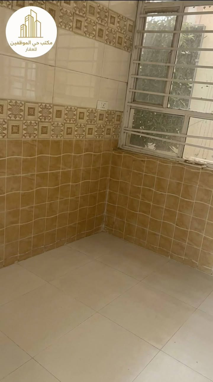 دار للايجار في الاسكان العسكري (جهة مجمع الدرة) ١٢٥ متر غرفتين نوم طابق واحد
الطابق الاول طارمة ، استقبال ، صالة ، مطبخ ، غرفتين نوم و صحيات

الطابق الثاني بيتونة كبيرة و سطح 

الايجار ٥٥٠ الف 

***********
***********
