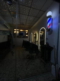 المحل بحاجه الى حلاقه✂️✂️✂️  العنوان حي البساتين —شارع الشيخ منهل—مقاب...