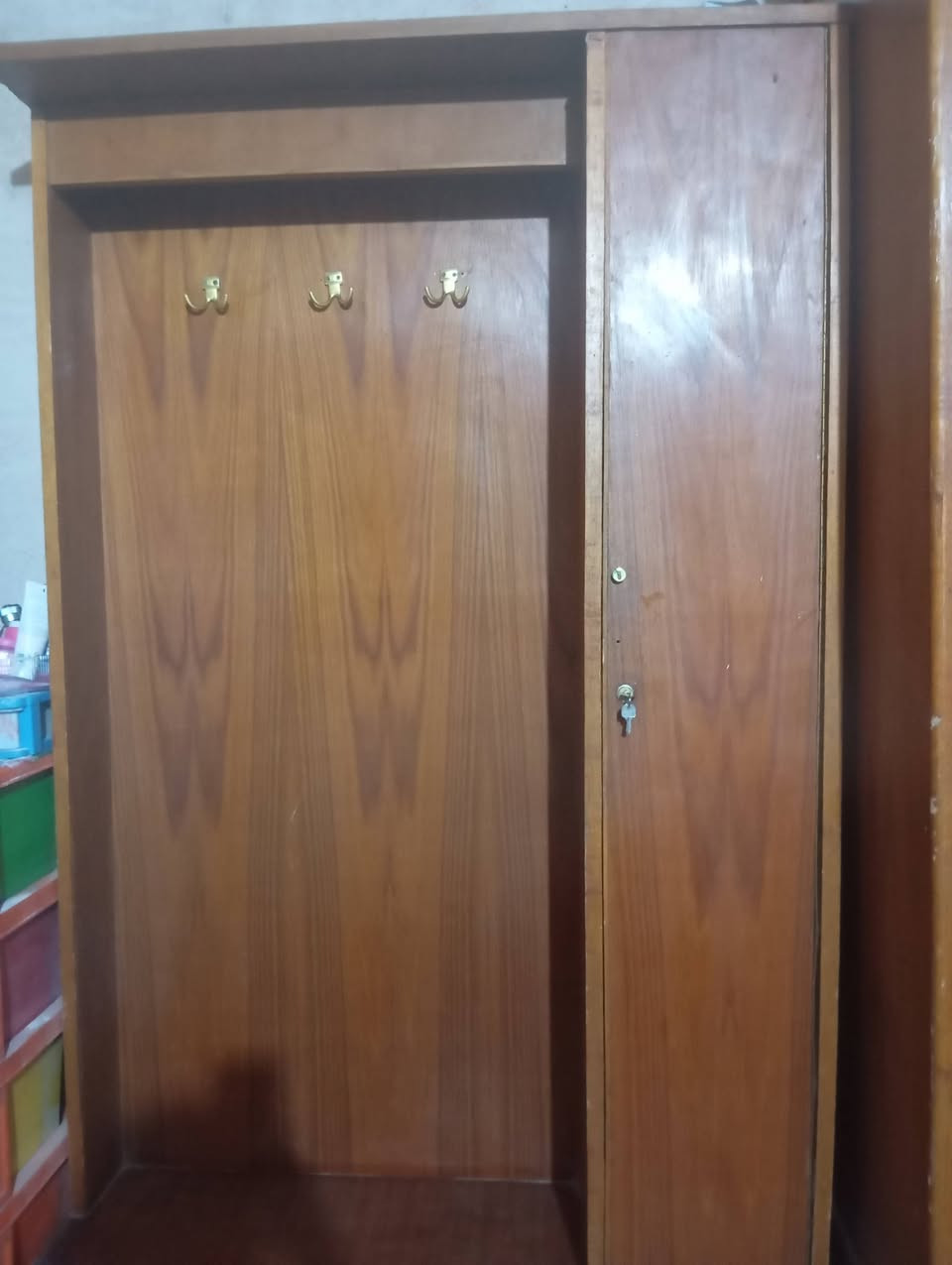 كنتور ثقيل ٥ ابواب نظيف مع زاويه ملابس نظيفه جداً ثنينهن ابيعهن ب ٢٠٠ المكان بابل قرب البوابه طريق حله كربلاء ***********
