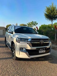 لاندكروزر • ٢٠٢١ • ماشيه ١٥٠٠٠