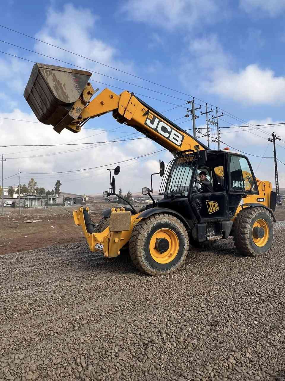 للبيع رافعه شوكىه 2007ره قه م وسنويه بغداد جديد14متر تبريد و سوبر حجم تايات 25جاهز للعمل مكان اربيل ***********
