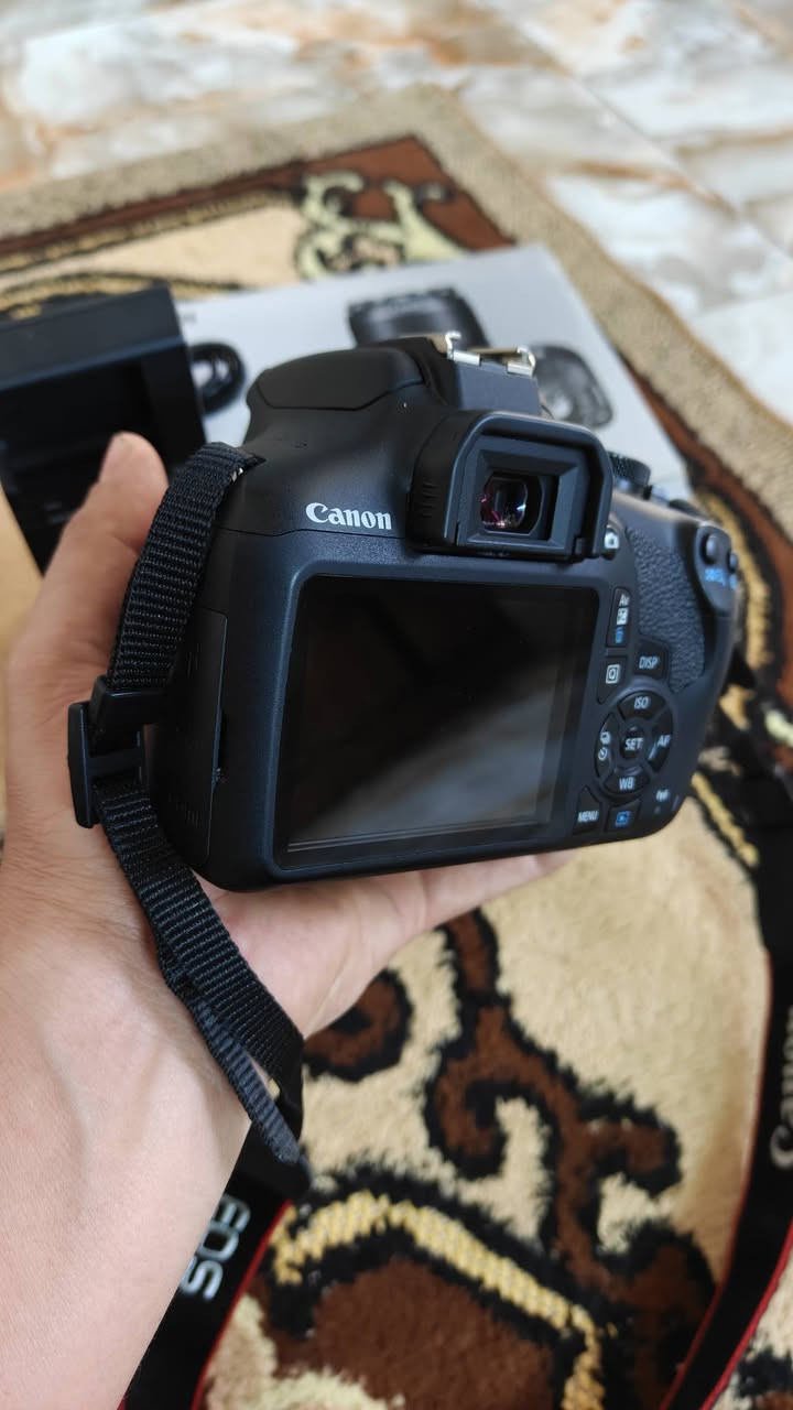 كانون D2000  نضافه 95%  كامل ملحقاته شاحنه وبطاريه وحزام وكارتونه وعدسته الاصليه 18 55 سعر 275 ألف مكاني بغداد مدينة الصدر ***********
