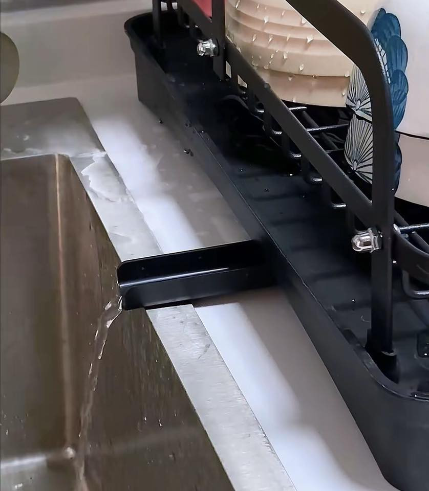 رتّبي مطبخك بقطعة واحدة ذكية! 🧼🖤
رف تجفيف وتنظيم بكل التفاصيل اللي تحتاجيها 👌
صينية عميقة مع صنبور يصرّف المي مباشرة للحوض 🚰
مكان للصحون، الكاسات، السكاكين، ولوح التقطيع ✅
هيكل متين مقاوم للصدأ… تنظيفه سهل وسريع ✨
يوفر مساحة ويفتحلك مجال حركة على الرخامة 💪
جمال وأناقة وتنظيم… الكل بمكانه!

‎للحجز والاستفسار، نحن بانتظاركم: 📞 اتصل بنا مباشرة: *********** 💬 أو راسلنا عبر الواتساب مباشرة📩 كما يمكنك مراسلة الصفحة مباشرة عبر الخاص.
‎🚚 خدمة التوصيل: متوفرة لباب البيت في بغداد وجميع المحافظات. 
الراقي ستور - اختيارك الأنسب دائماً. ✨
