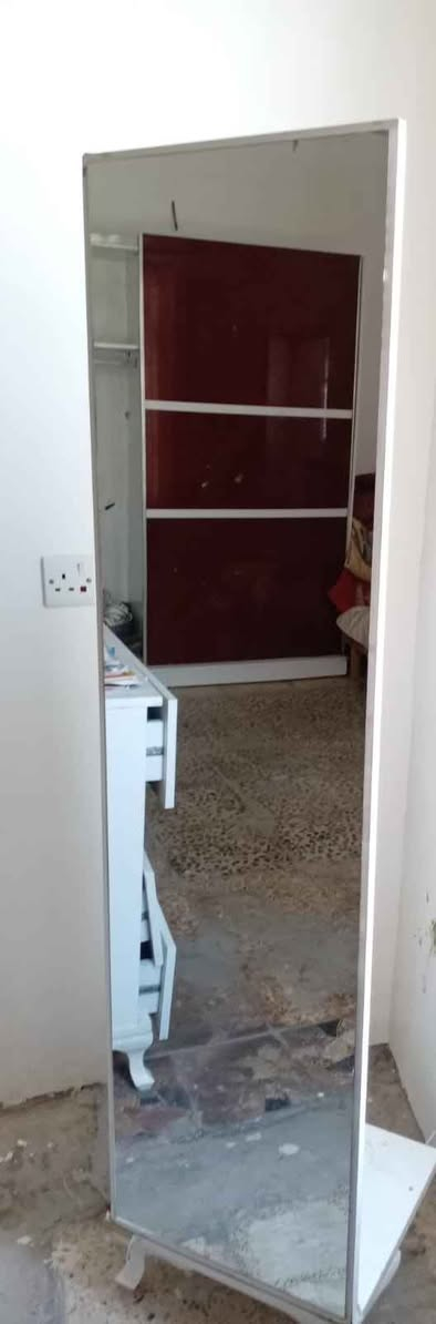 ‎السلام عليكم غرفه نوم بيها أضرار بيع بسعر مناسب مكاني منطقة الشعب ٧ قطع 
***********‎ بغداد, العراق
