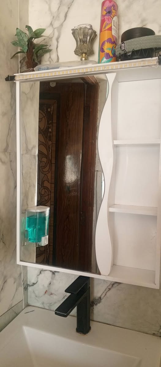 مغسلة تعليك مع مرايا استخدام قليل ونظيييفة للاستفسار على الرقم ***********
المكان حي الجهاد
