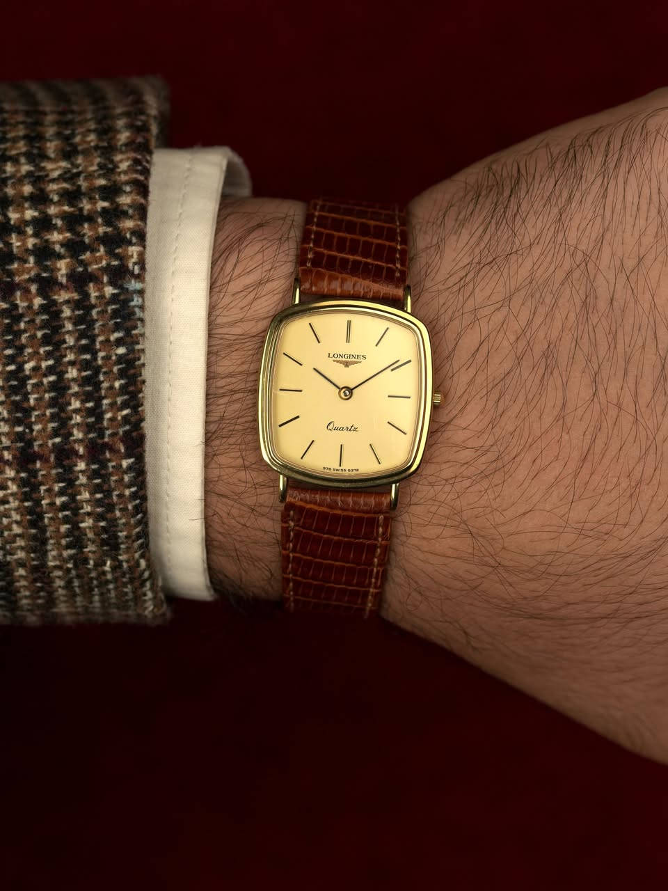 Longines Quartz Ultra Slim Unisex 80s 🇨🇭

ساعة كلاسيكية أنيقة من دار لونجين السويسرية تعود إلى أواخر السبعينيات وبدايات الثمانينيات

يأتي الميناء بلون شامبين دافئ متناسق جداً مع الحزام الجلدي الفاخر بنقشة جلد السحلية باللون البني من غوتشي

تتميز العلبة بتصميم Cushion المربع ذي الحواف المنحنية مع هيكل مطلي بالذهب (مختوم)، كما تُعد الساعة من فئة Ultra Slim بسماكة استثنائية تبلغ 3.2 ملم فقط، ما يمنحها حضوراً راقياً وراحة على المعصم.

تعمل الساعة بنظام البطارية بواسطة حركة لونجين السويسرية الأصلية Cal. L962.1  ، والمزودة بسبعة أحجار (7 Jewels)

الرقم المرجعي للساعة 978.6372، وتحمل الحركة الرقم 56370674،

متوفر توصيل لجميع محافظات العراق

نحن المتجر الوحيد الذي يقدم ضمان سنة على أداء الماكنة لا تقدم ولا تأخر بالوقت (كوارتز، ميكانيك، أوتوماتيك) وضمان شهر على الحزام

قطعنا أصلية ولا نتعامل بالكوبي أو المجدد

للاستفسار أكثر على الخاص

COPYRIGHT NOTICE: We are not affiliated with any brand*
and all content are (original) and pre-owned (used)

إشعار حقوق النشر: نحن لسنا تابعين لأي علامة تجارية وكل المحتوى (أصلي) ومملوك مسبقاً (مستعمل


**إذا كنت صاحب هذا الإعلان وتريد حذفه لأي سبب، رجاءا أرسل رسالة إلى الدعم الفني**