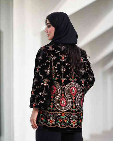 من رخصة الادمن 🩷🩷

جاكيتات قديفة هندي خامة ممتازة نقشات التطريز شغل أيد أيراني سعر 40 الف توصيل جميع المحافظات 
***********
#كشختي
