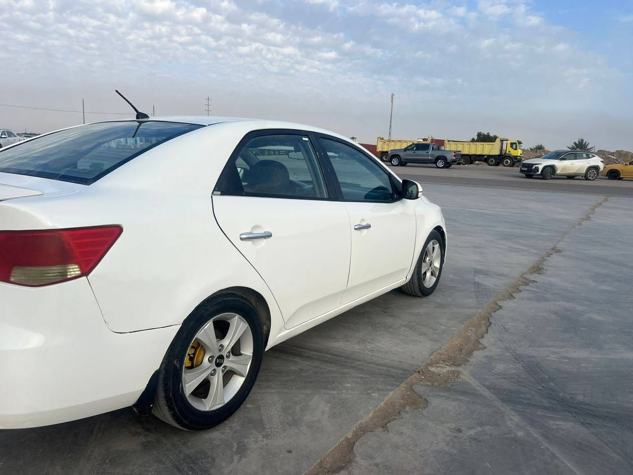 السلام عليكم
سيراتو موديل ٢٠١٣
رقم اربيل
سنوية وهزه جديدة 
تريد وكالة تريد تحويل 
مفوله فتحه وشاشه وكامره واشاير بالمري
مكينه وكير وحداديه كفاله
بيها جاملغ امامي عكس السائق والجنطه بدون دواخل وبدون شاصي وبدون لغد وانرشت حزام صبغ للجماليه
مكان السيارة واسط _  الصويرة 
للتواصل ***********
***********
