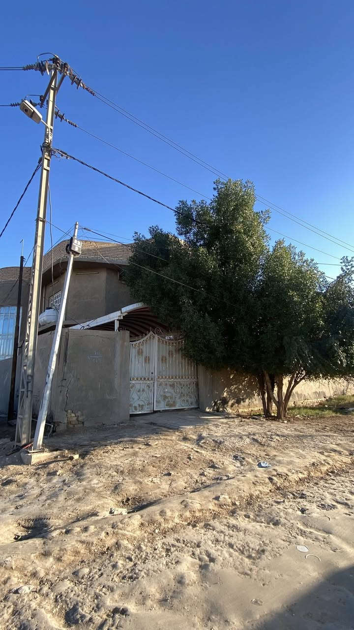 سلام عليكم
بيت للبيع ..
بيت في ام الخيل الثانيه قرب مستوصف الحكيم ركن 👍🏻
المساحة ٣٠٠ متر ✅
طابقين يحتوي على اربع غرف واستقبال وصاله وصحيات عدد ٣ 
اني صاحب الملك مو مكتب عقار والتحويل يكون مباشر من غير وسيط 
للاستفسار اكثر عن العقار والسعر خاص او على الرقم الهاتف 
***********☎️
