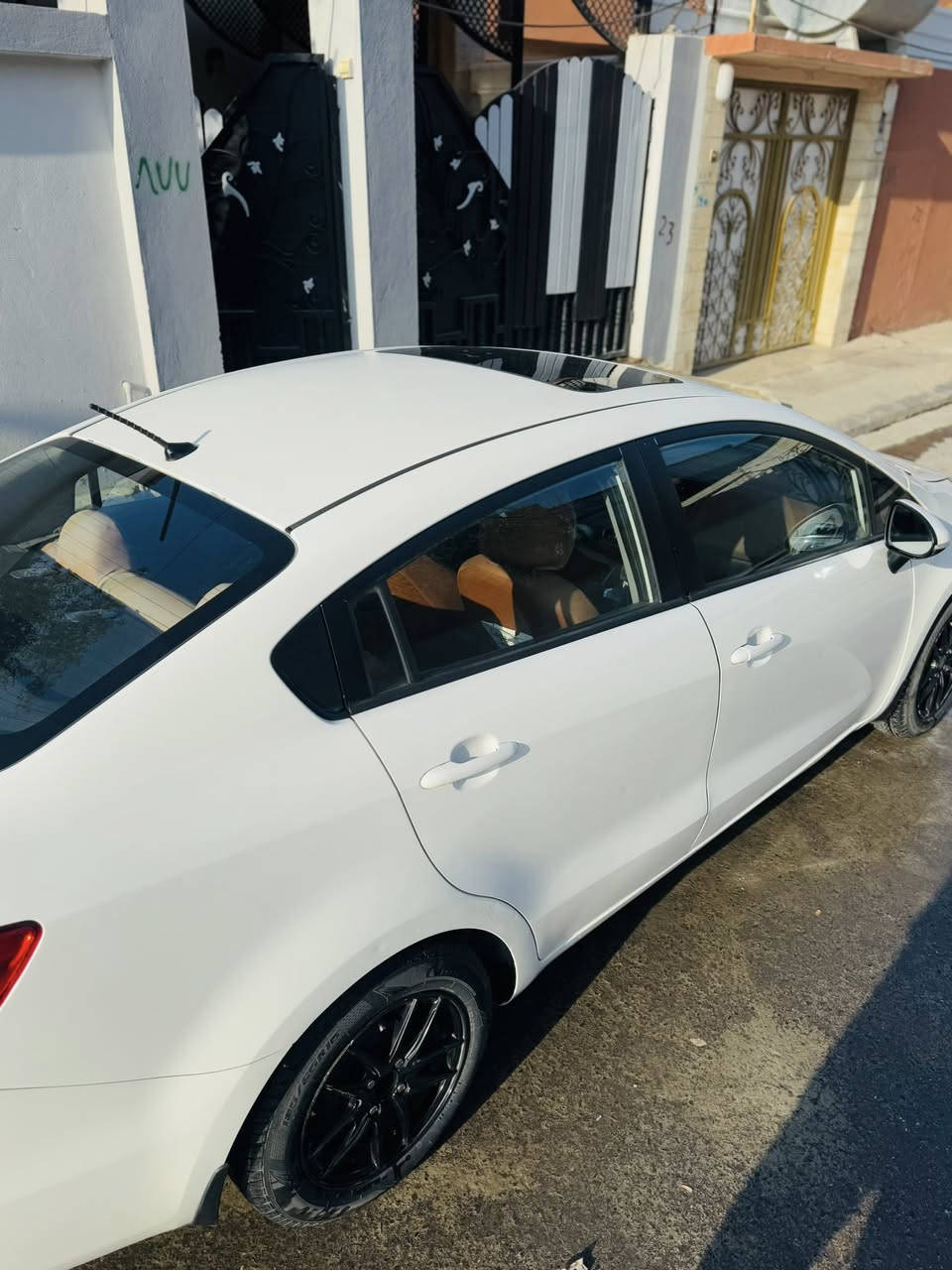 كية ريو ٢٠١٤
وارد خليجي 
محرك ١٤ قطرتين 
 فول مواصفات تحكمات ستيرن وفتحة سقف 
لون ابيض داخل مشمشي 
كابون بانزين  
ضررها شبر بل جاملغ +ربع الباب الخلفي معدل حار 
السعر١٠٥ $وبيها مجال للشراي 
الرقم ***********
التواصل عل واتساب 
موقعي موصل ١٧ تموز
