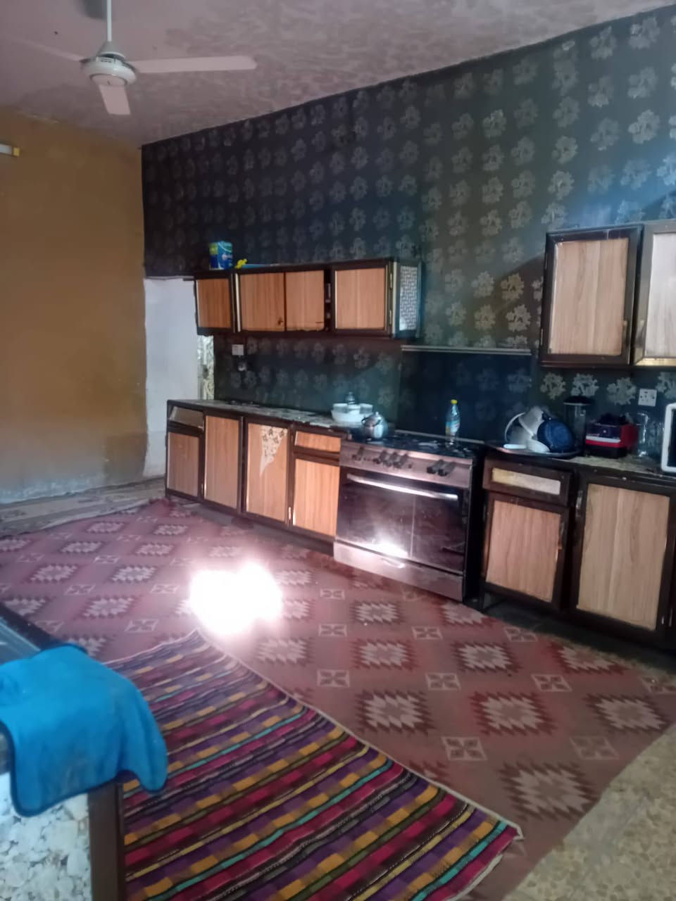 السلام عليكم ورحمة الله وبركاته 
دار للبيع في الدسيم الفرع المقابل السوق 
المساحة 280 متر 
التفاصيل : الاستقبال 8× 4 
الغرف عدد ثلاثة 4× 5 
الصالة : كبيرة جداً 
المطبخ 4×5 
وباقي التفاصيل اتصل على الرقم 
السعر المطلوب 85 وبيه مجال 
رقم الهاتف : ***********
الرقم بي واتس اب (( واتساب))
