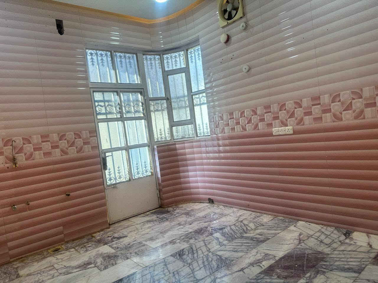 بيت للبيع ١٤٠ متر في حي الجامعه قرب شارع ٢٠🔥 
خدمات كاملة✅ 

مجاري+تبليط

ملحقات :

غرفة عدد ٣

صاله عدد ٢

استقبال

مطبخ

طارمة

صحيات عدد ٣

السعر: ٢٢٥ مليون 

وللتفاصيل اكثر تواصل واتساب ***********
