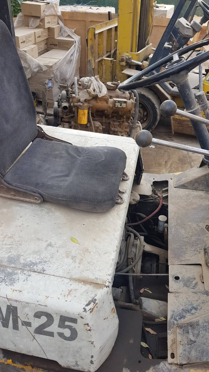 السلام عليكم رافعات عدد ٢ كوماتسو وtcm ٢،٥ طن  بغداد
***********  ***********
