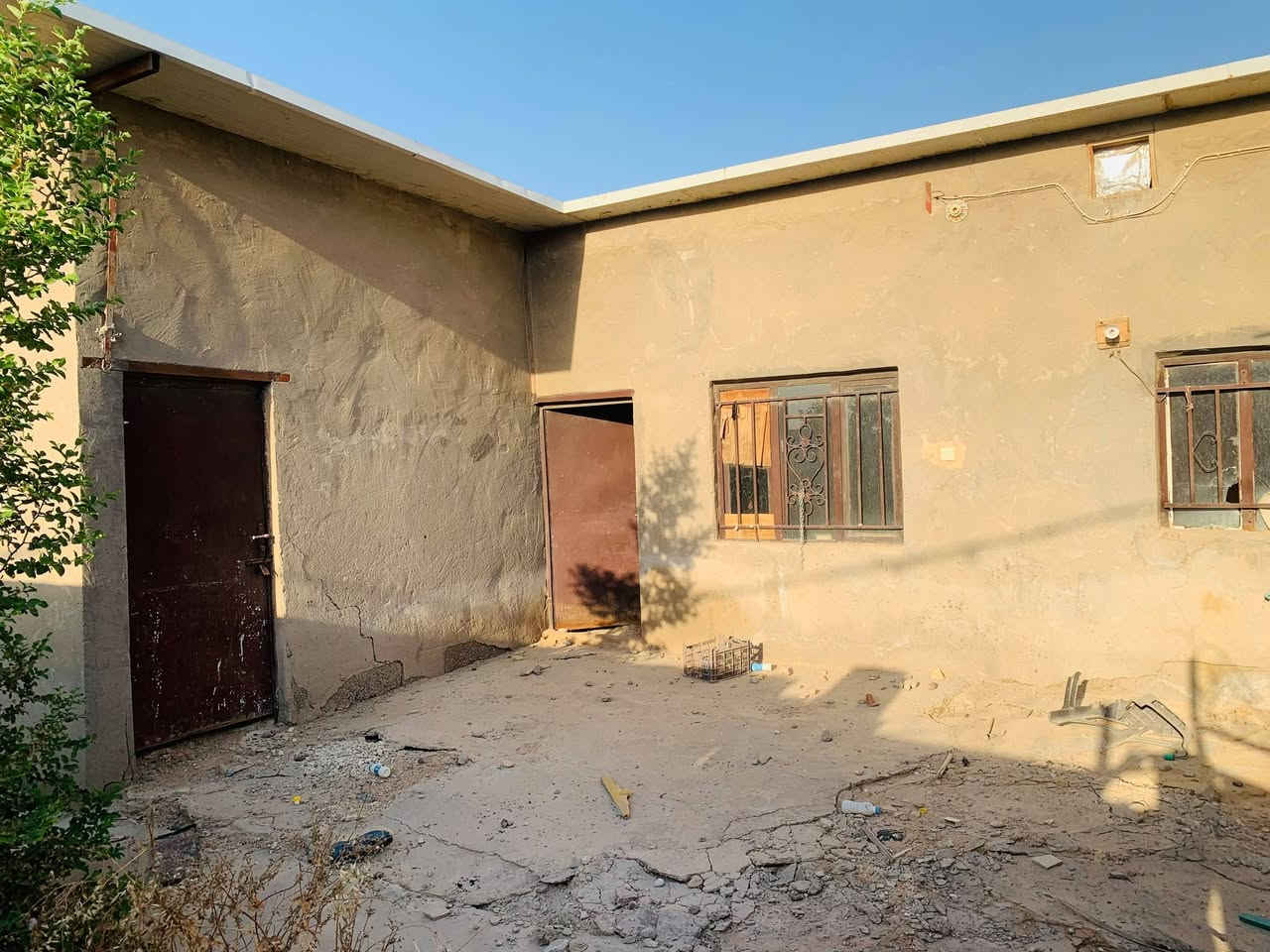 دار للبيع مساحه ٢٠٠ في حي المغرب شارع المطار مقابل عمارة فالح السعر ١٧ مليون وبي مجال ***********
