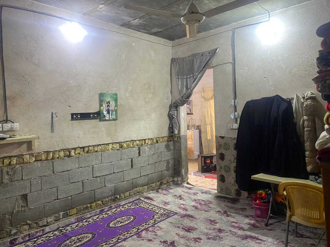 دار للبيع  نهاية شارع الوكفه البو جاسم ركن 100متر متكون من غرفتين وصاله ومطبخ وبراني ماكامله حمام داخل الصاله وصحيات خارجيه الارضيه صب والسطح اشتايگر السعر 20وبي مجال  
رقم الهاتف ***********
