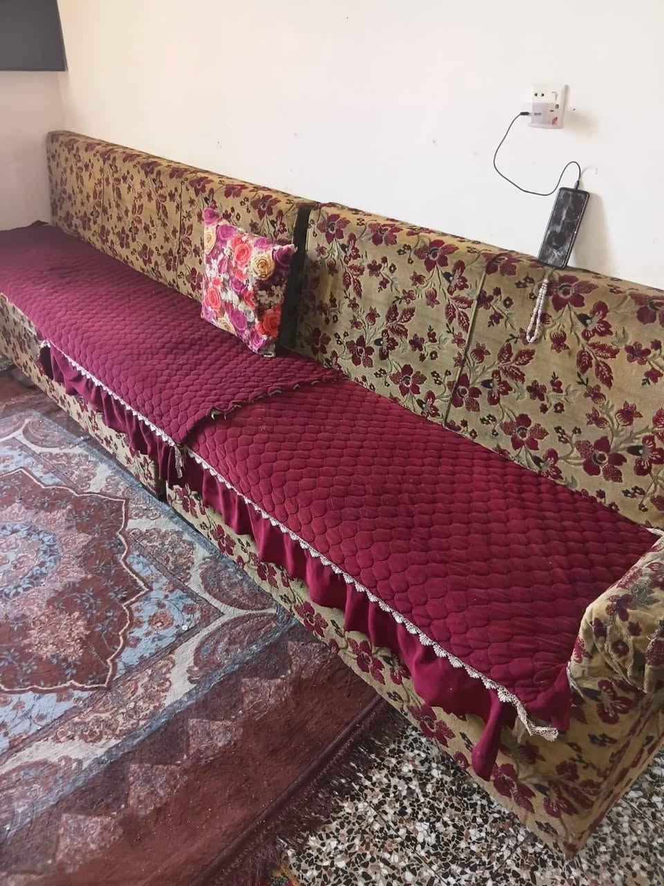 السلام عليكم تخم للبيع مستعمل ١٠مقاعد مع المفرش هديه للبيع بسعر ١٢٥ العنوان الشعب سوق شلال رقم ***********
