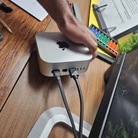 للبيع أو للمراوسة — Mac Mini M4 بحالة ممتازة جداً بسبب السفر لغرض الدر...