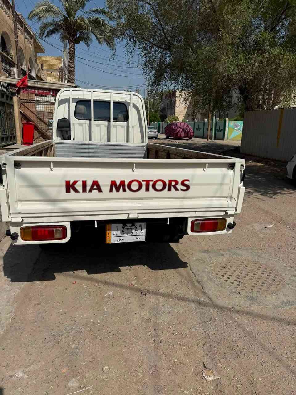 ‏سلام عليكم كيا حمل للبيع موديل 2004 صبغ فقط جمالية ما بها ضربة كل خيس ما أبيها صدر جديد امامي خلفي ومرتبه السيارة سلف***********
