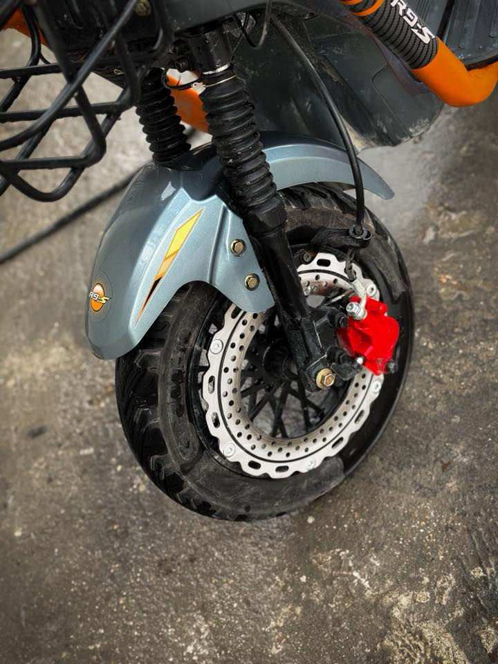 سلام عليكم
دراجة شحن للبيع 
نوع R9s
دراجة نظيفه صار شهر من مشتريها
ملفها 2000 حقيقي
4 سرعات
5 بطاريات
نظام الرجوع للخلف R
اشارة جانبيه+ دبل اشاره
اضائه ليليه عالي وناصي
شاشة كبيره تطلعلك كل تفاصيل الدراجة
تشتغل بالبصمه والمفتاح والكارت
بريكات هايدروليك كبار امامي وخلفي
سرعتها بالشاشه 100 الحقيقي 50km
حاطلها صندوك خلفي تريد تشيله ترجع الكشن الخلفي تريد تبقي ثنينهن يصيرن
مكانها كربلاء 
سعرها 400 الف
واتساب ***********
