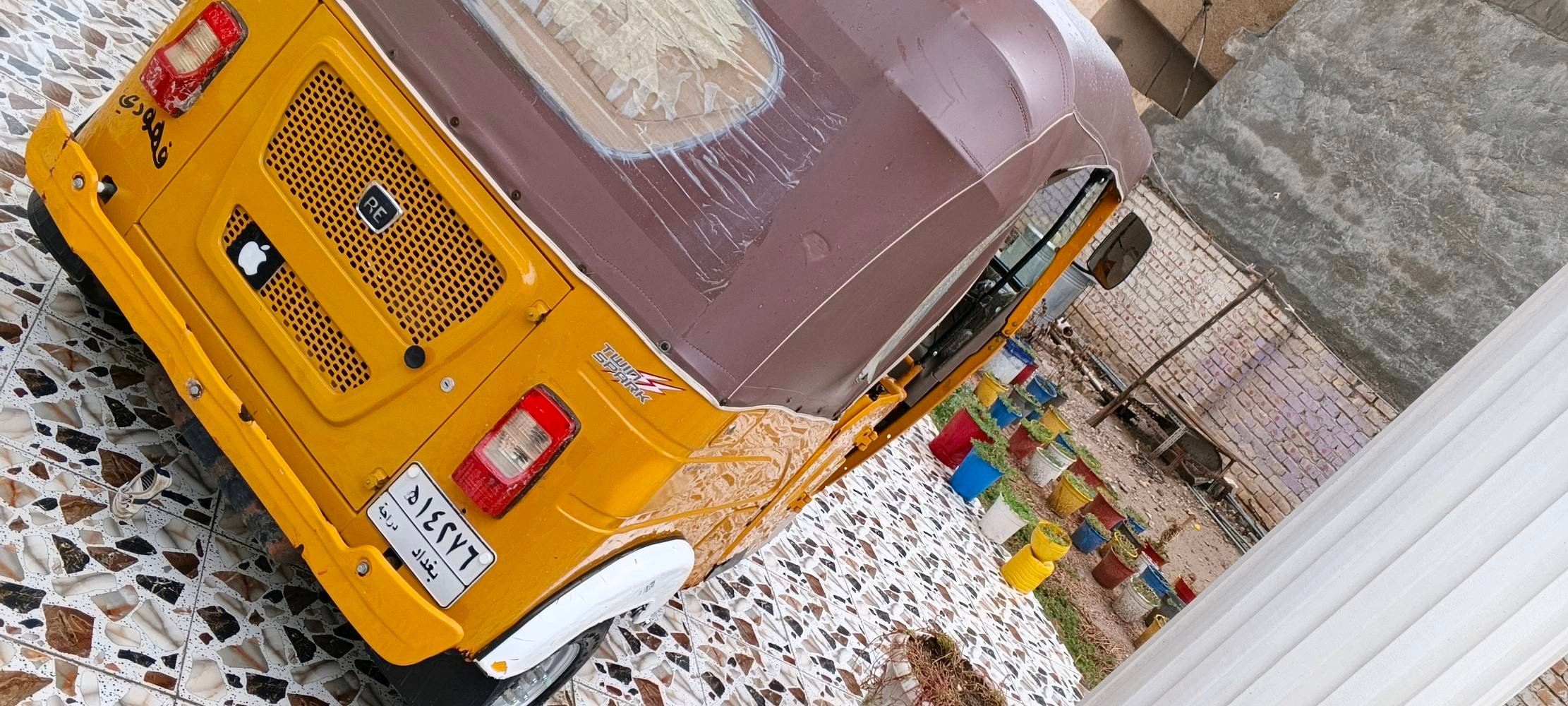 تكتك في حالة جيدة جداً مع سقف وجوانب قماش للحماية من الظروف الجوية. اللون الأصفر يعطيه طابع مميز وجذاب. جاهز للاستعمال ومثالي للتنقل في الشوارع الضيقة.