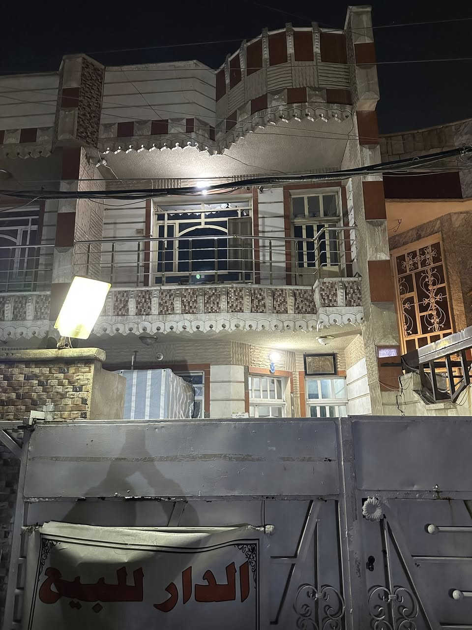 دار للبيع بغداد/حي اور 
 المساحة : 150 م 30‏5x 

بناء 2012  
( طابقين ) طابق الاول : استقبال ومطبخ مفتوح ومطبخ حار وصحيات وصالة وغرفه وحده
طابق الثاني : 3 غرف واحد منهن غرفه كبير وصحيات

الحايط مشترك
حجم الشارع اعتيادي 

العنوان 📍: حي اور ٦٠٠ خلف سنتر حي اور 
موقعة قريب على الشارع العام   

واذا تحب تجي تشوف المنزل اهلاً وسهلاً 

السعر تعال خاص وتدلل 

للاستفسار
***********@
