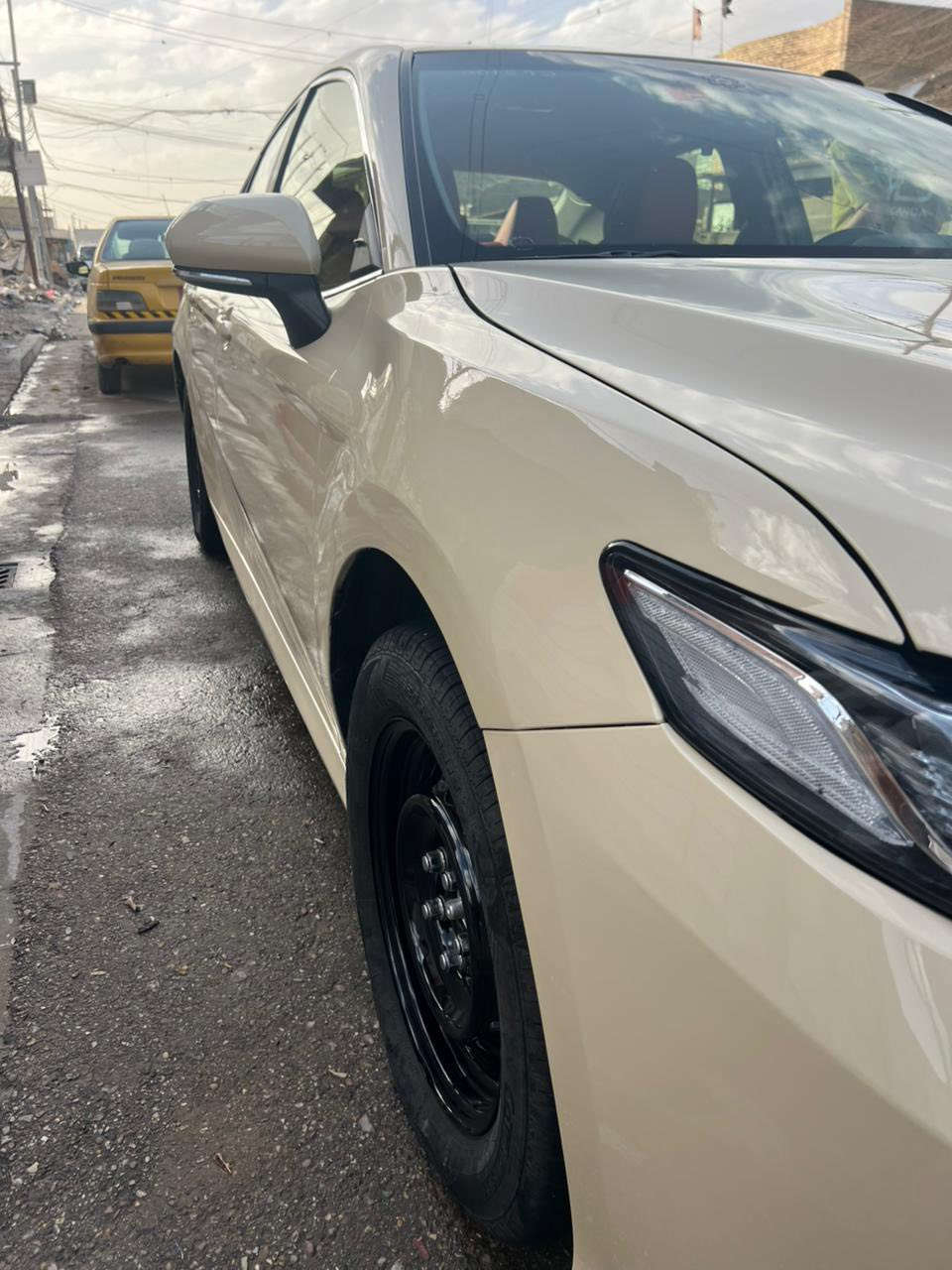 السلام عليكم كامري هايبرد 2023 اصولي اصولي ما معلاية تكسي دبي صبغ عام لتغير لون حادث السيارة تبدل بنيد وقبق صندوك وبيها دفعة بل بدنة الخلفية مال دعامية طخة بالباب الأمامي والخلفي بصفحة اليسرة كير ومكينة مكفولات الهايبرد أي عطل مابي صدر خلفي امامي تخم تاير كله جديد داخل بلادي احمر جلد السعر 155 وبيها مجال العنوان بغداد 
الرقم ***********
