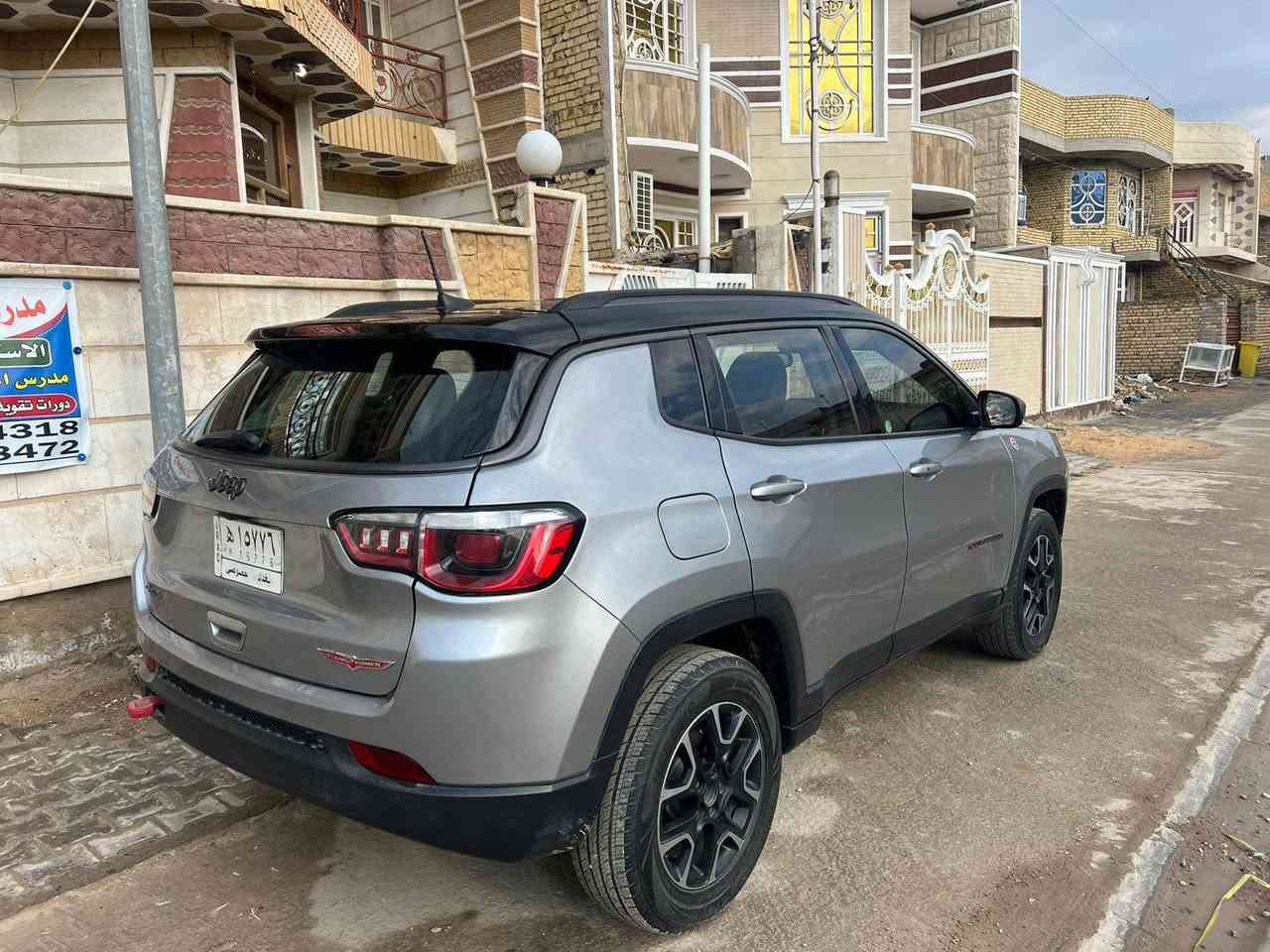 سلام عليكم
جيب كومباس تريل هوك 2019 

صور الحادث مرفق 

كير مكينه مكفوله 

بيه بنيد وجامغ مرشوش توحيد لون 

وباب السايق مصبوغه 

الدعاميه مبدله جديده مو نفس الصور 
ماشيه 95 الف ميل 

ب125 ورقه وبيه مجال لشراي 

المكان بغداد السيديه او الغزاليه

موجود ماسنجر رقم ***********
