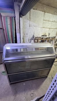 رفوف ٣ • خشب • ميز عرض المنيوم