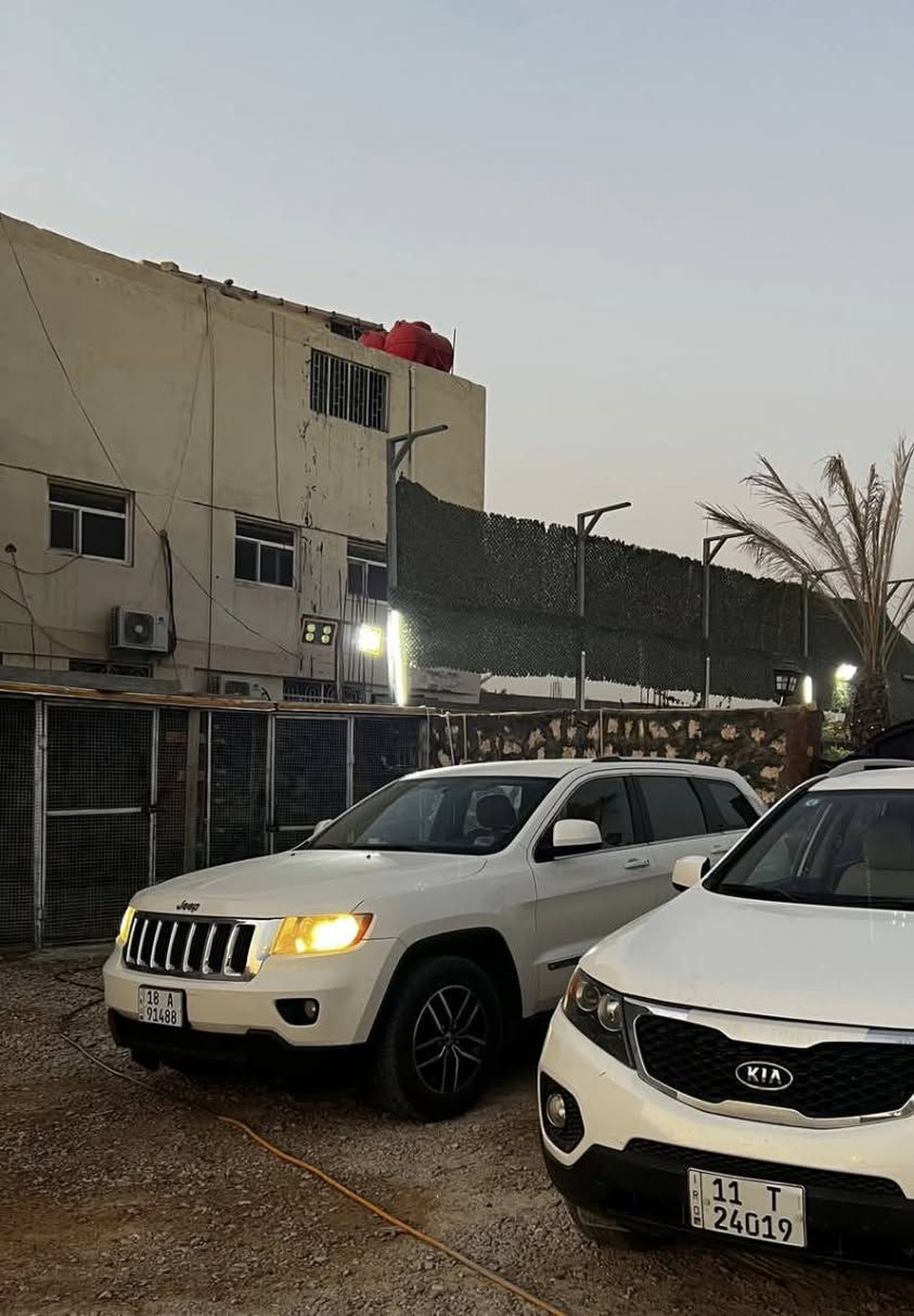 السلام عليكم
جيب كراند شيروكي 2012 ابيض 
السيارة وارد امريكي كلين
 تحكم ستيرن اربع جهات 
كرسي السايق كهرباء 
حساسات خلفية 
بصمة تشغيل+ بصمة ابواب + بصمة جنطة
مري كهرباء 
دفع رباعي 4×4 
كير اوتو + عادي  
السيارة مسويلها سيرفس كامل حداديه جديدة صدر امامي جديد خلفي جديد
دجات مكينه جدد دجت كير جديدة 
تدفئة شغاله + تبريد ثلج 
منظف غرفة احتراق كامله
شادلها ويل حجمه 18 فتحته من جيب موديل 2018 امريكي 
اخواني السيارة مال جناي مو بياع شراي 
السيارة ماشية 190 الف 
 سنوية جديدة للـ 2030
رقمها بابل انكليزي بأسمي تحويل ثاني يوم 
السعر 179 ورقة بيها مجال للشراي
رقمي :
***********  بي واتساب
