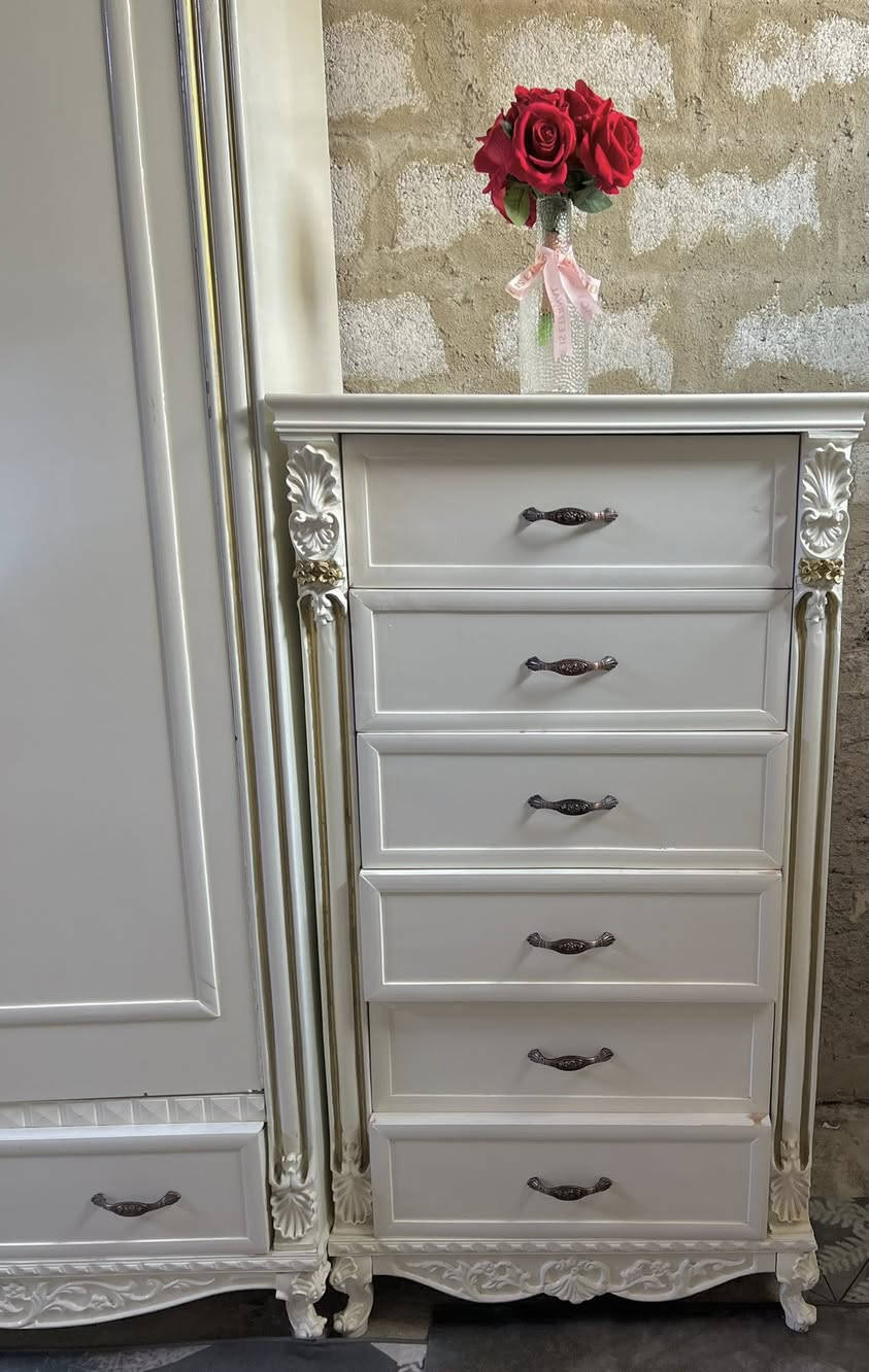 للبيع غرفة نوم كاملة ✨
غرفة نوم عراقي صاج، موديل تركي، تصميم أنيق وعملي، تتكون من:

 • قنصور (5 أبواب) مع ملحق داخلي

 • زاوية موديل كنتوري (بابين) مع ملحق داخلي

 • تخت مع كومدينات (أيمن وأيسر)

 • ميز بلازمة (جزامة)

 • مراية مع طابورية

🔹 الحالة: مستعملة استعمال خفيف جدًا ونظيفة كلش

🔹 الموقع: (الموصل)

📞 الشراي : التواصل خاص أو الاتصال على الرقم: 

     (‭٠٧٥٠ ٧٦٩ ٩٢٣٥‬)
