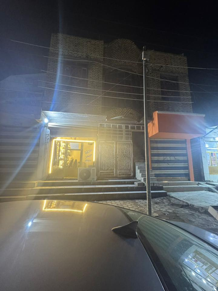 بنايه للبيع تجاريه على شارع ٣٠ 
مساحه ١٠٠م٢ (٩*١١) 
تحتوي على محلين ومشتمل ارضي وشقتين 
للاستفسار الاتصال على الرقم (***********)
