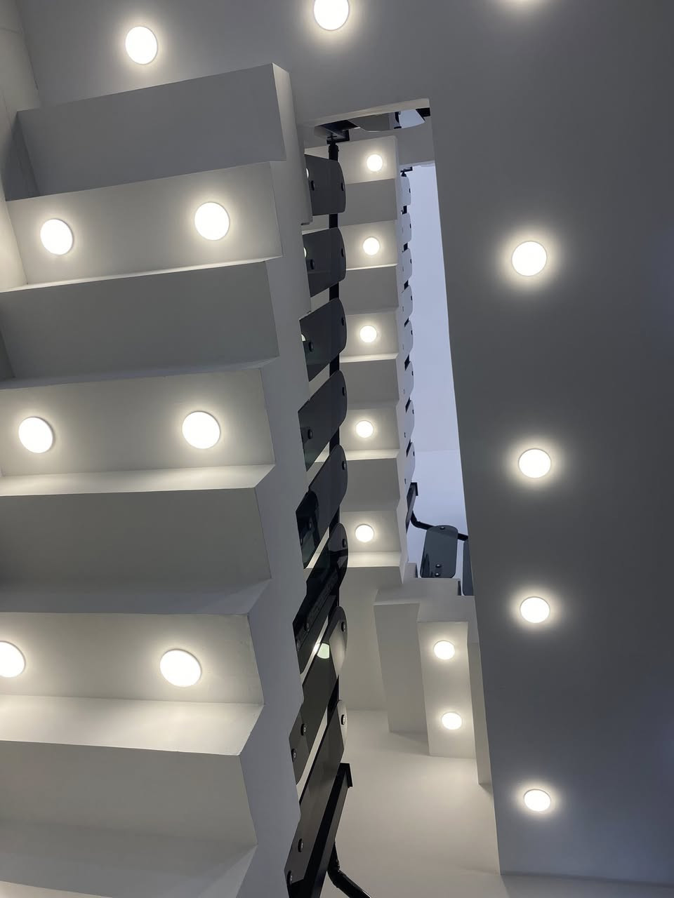 السلام عليكم
الدار للبيع 100متر واجهة 6وربع نزال 16 متر طابقين وبيتونة
سند 25 باسمي تنازل شركة  بدون دلالية
السلطان الثاني 
يحتوي على 3 غرف نوم وصالة ومطبخ وخدمات عدد 2
وحولي وبيتونة كبيرة للاستفسار الاتصال بالرقم *********** او *********** ابو احمد 
والسعر علخاص
