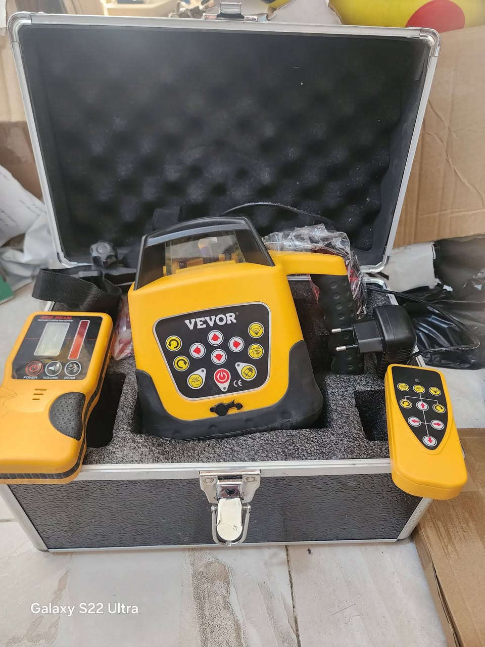 يظهر في الصورة طقم مستوى الليزر الدوار من شركة VEVOR، وهو أداة هندسية دقيقة تُستخدم في أعمال البناء والمسح لتحديد المستويات الأفقية والعمودية بدقة عالية. 
أهم المواصفات والمميزات:
نطاق العمل: يصل مدى القياس إلى 500 متر عند استخدامه مع كاشف الليزر المرفق.
التسوية الذاتية: يتميز بخاصية التسوية التلقائية في نطاق ±5 درجات، مما يضمن دقة القياس ويقلل من الأخطاء البشرية.
دوران 360 درجة: يوفر تغطية كاملة لمنطقة العمل من خلال وحدة ليزر دوارة متقدمة.
المتانة: الجهاز مصمم بمعايير صناعية، حيث يتميز بهيكل بلاستيكي ومعدني قوي، وهو مقاوم للماء والغبار بتصنيف IP54.
خيارات الشعاع: يتوفر الطقم بإصدارين؛ أحدهما بشعاع أحمر (طول موجي 635 نانومتر) والآخر بشعاع أخضر (أكثر وضوحاً في الإضاءة العالية). 
محتويات الطقم (كما تظهر في الصورة):
جهاز الليزر الدوار الرئيسي.
حقيبة حمل صلبة للحماية والتنقل.
جهاز استقبال (كاشف) الليزر مع حامل.
جهاز تحكم عن بعد.
نظارات واقية (حمراء أو خضراء حسب نوع الليزر).
لوحة هدف ليزر.
شاحن وبطاريات قابلة لإعادة الشحن.


**إذا كنت صاحب هذا الإعلان وتريد حذفه لأي سبب، رجاءا أرسل رسالة إلى الدعم الفني**